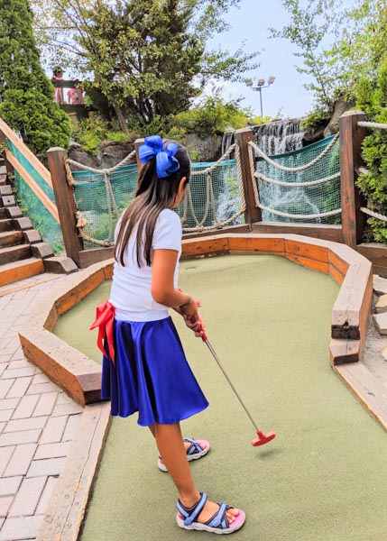 Where to play mini golf near Montreal and have fun with your family.